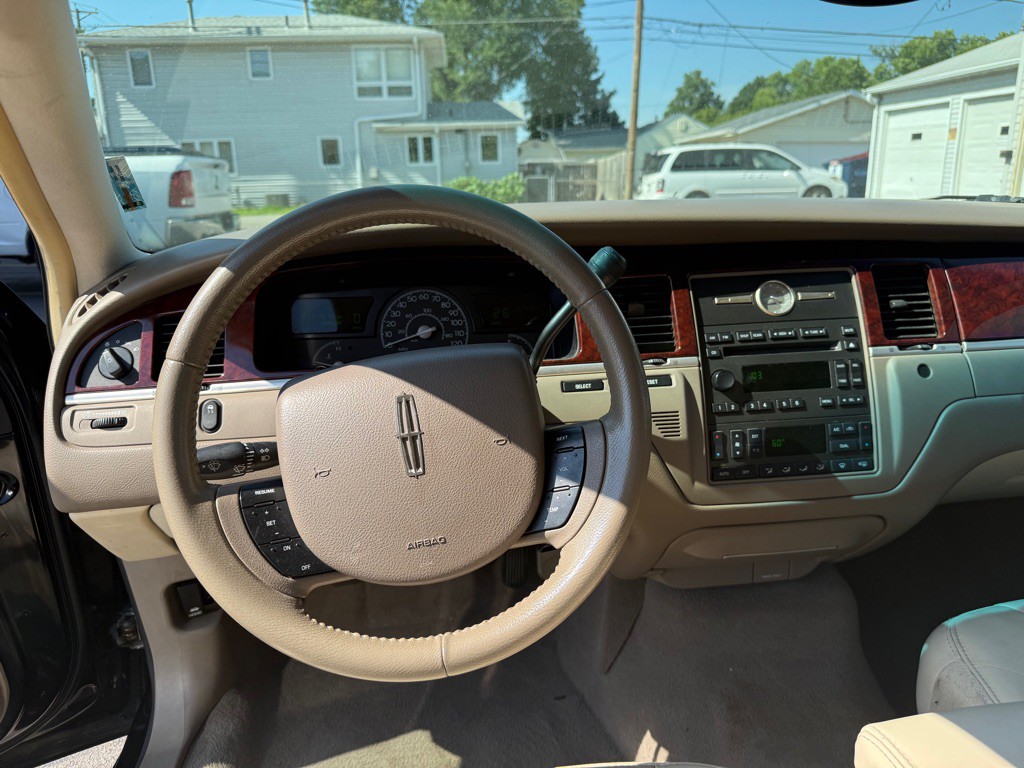 2005 Lincoln Town Car Image 11