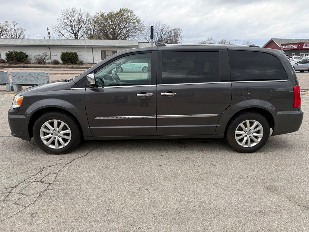 2016 Chrysler Town & Country Image 2