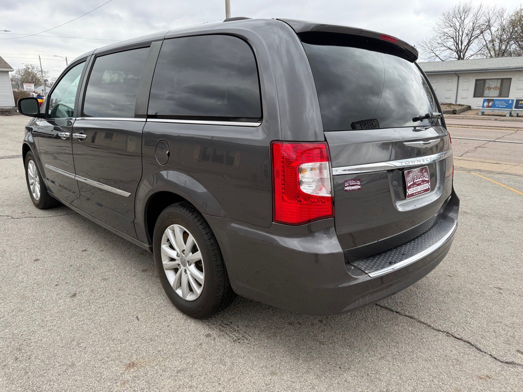 2016 Chrysler Town & Country Image 3