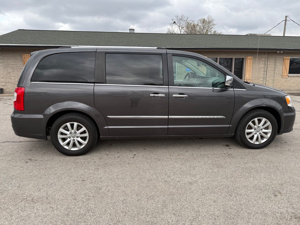 2016 Chrysler Town & Country Image 6