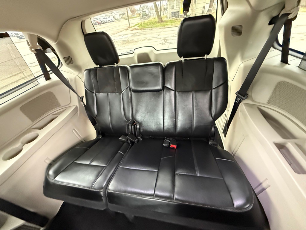 2016 Chrysler Town & Country Image 9