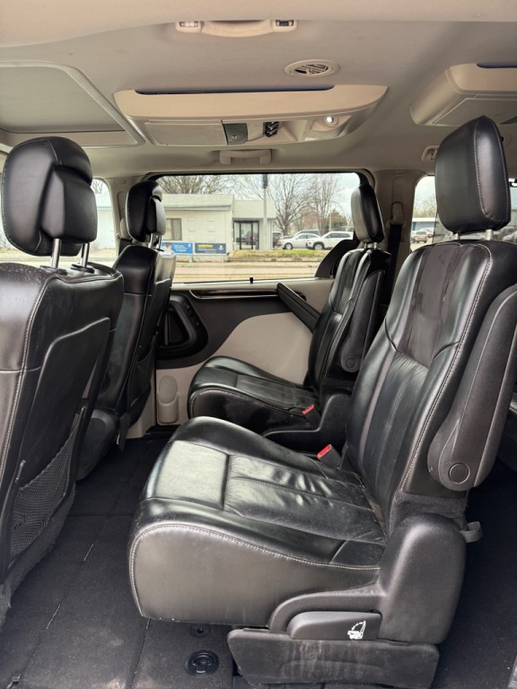 2016 Chrysler Town & Country Image 10