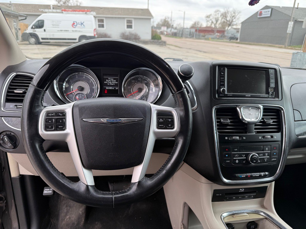 2016 Chrysler Town & Country Image 12