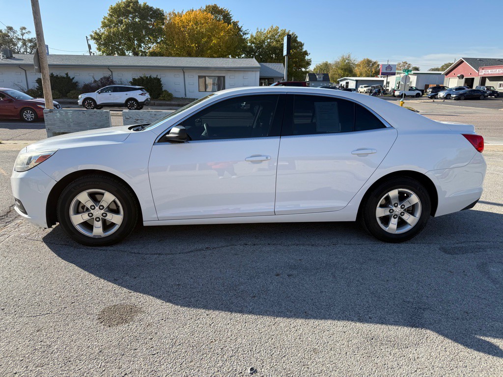 2013 Chevrolet Malibu Image 2