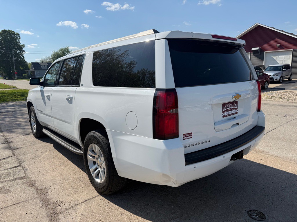 2016 Chevrolet Suburban Image 3