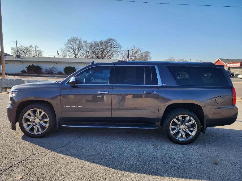 2016 Chevrolet Suburban Image 2