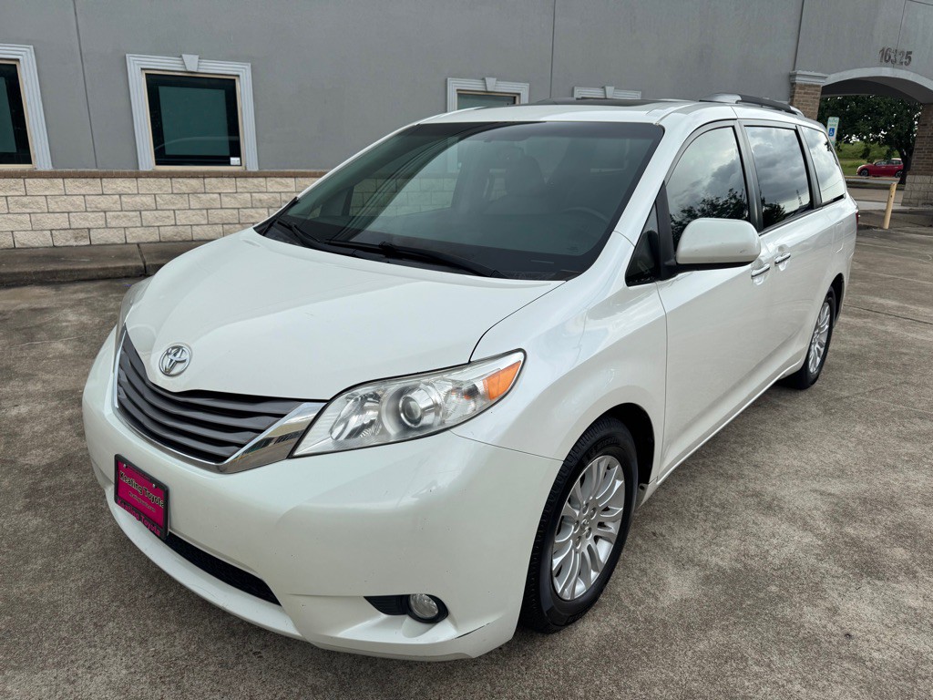 2017 Toyota Sienna Image 1