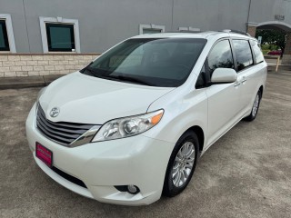 Image for 2017 Toyota Sienna XLE ID: 6677609