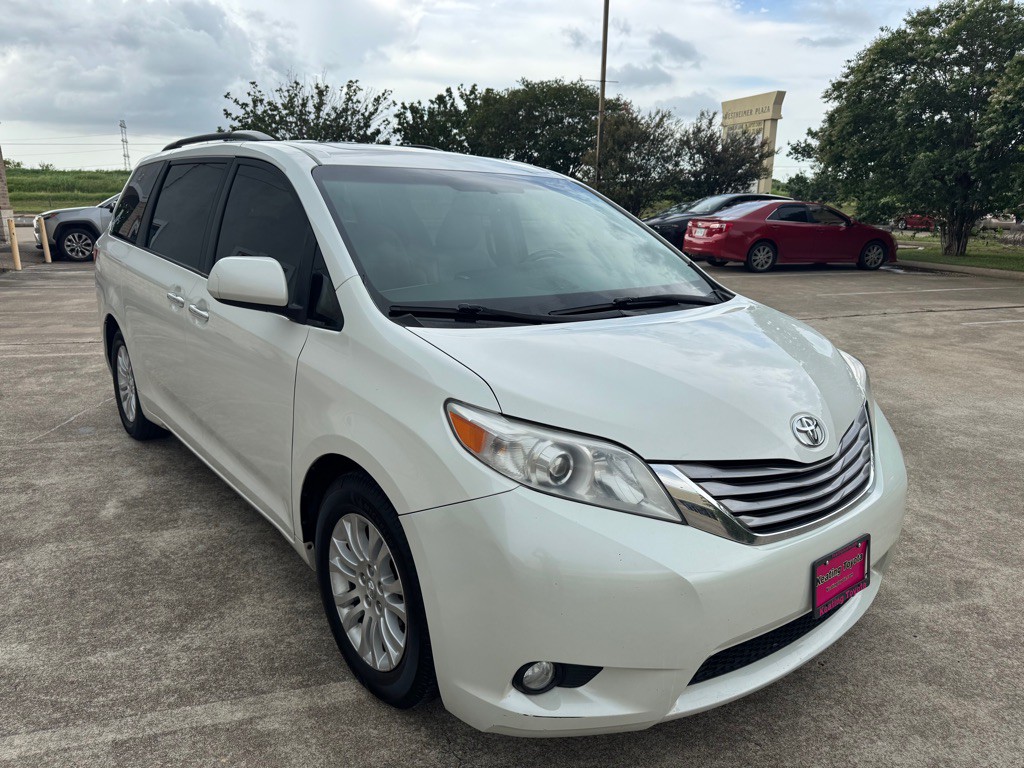 2017 Toyota Sienna Image 2