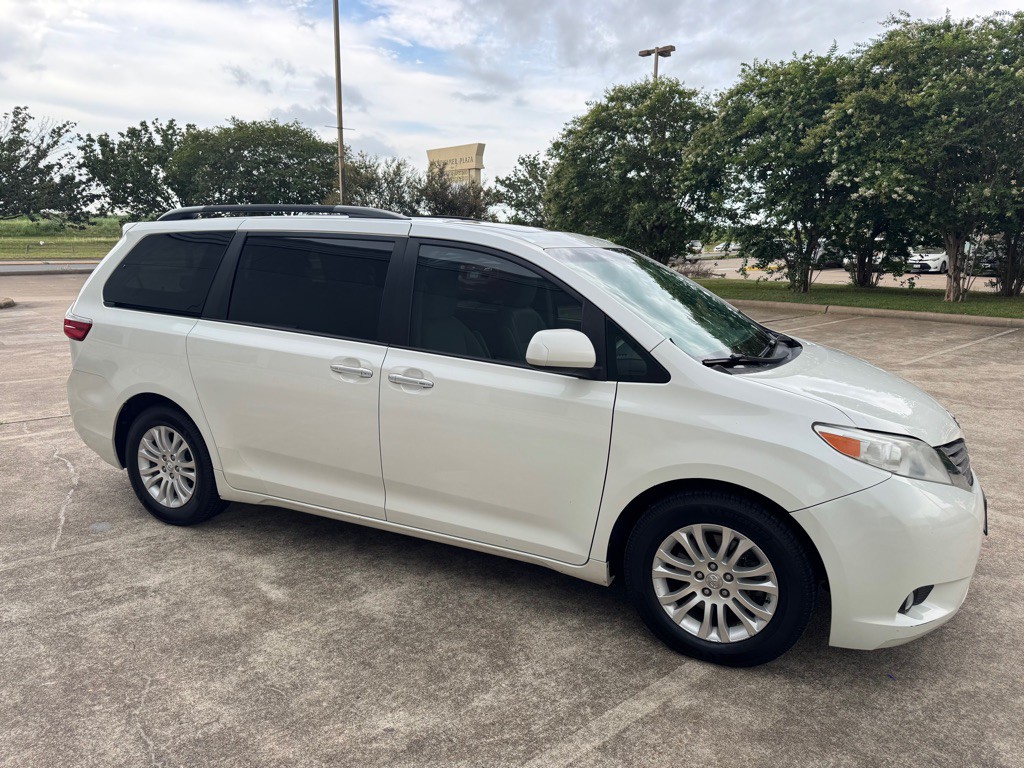 2017 Toyota Sienna Image 3