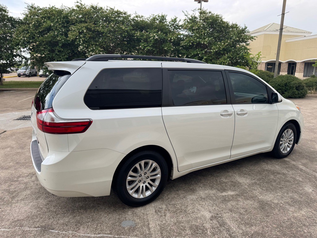 2017 Toyota Sienna Image 4