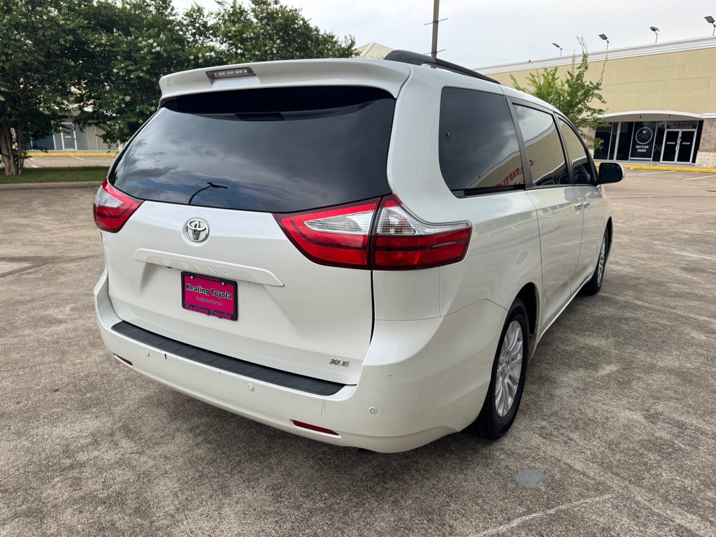 2017 Toyota Sienna Image 5