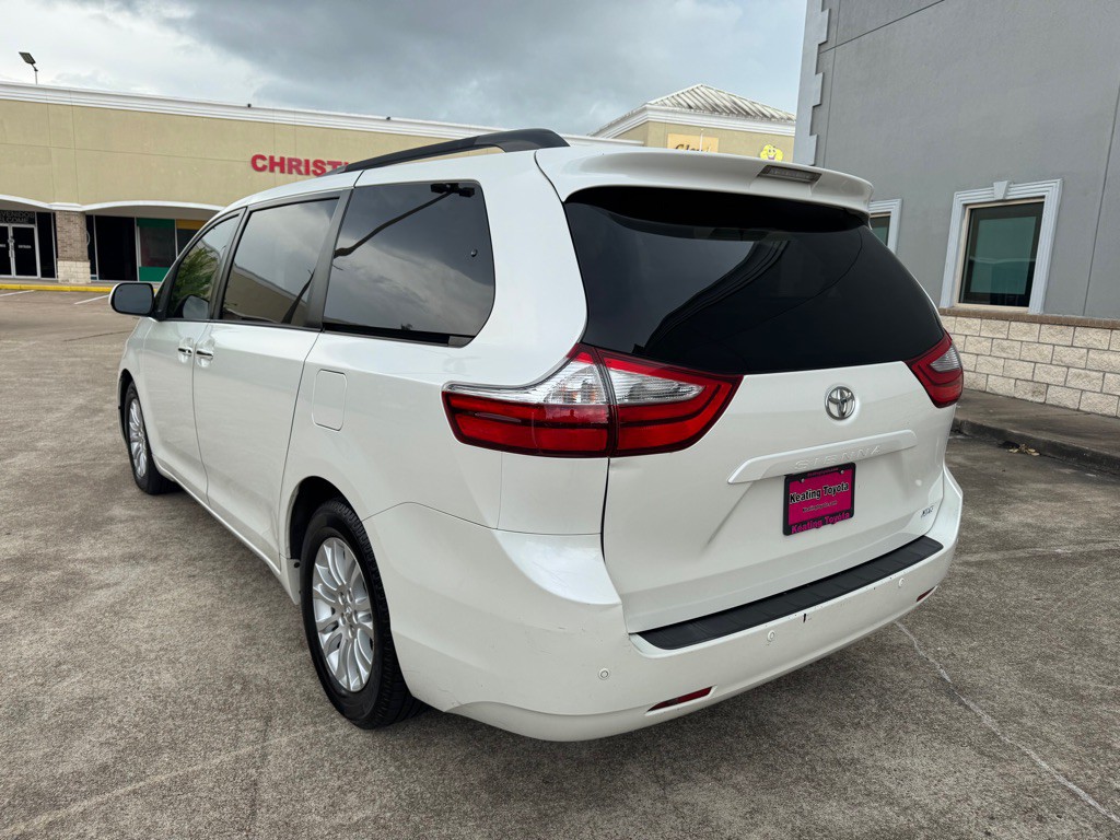 2017 Toyota Sienna Image 6