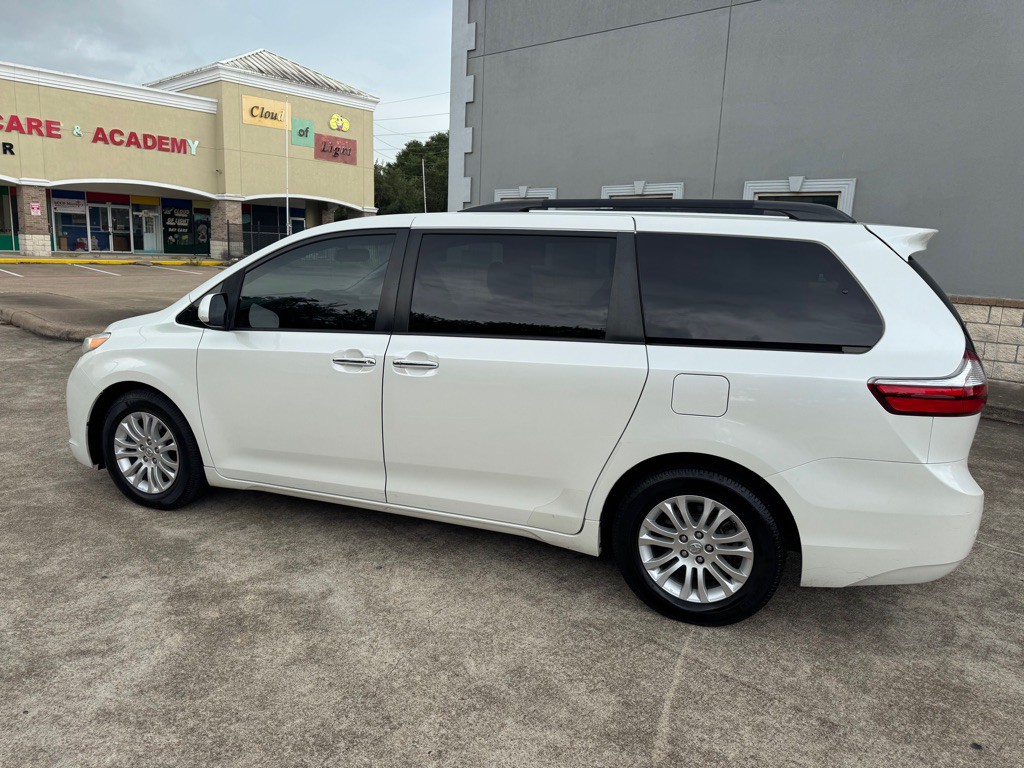 2017 Toyota Sienna Image 7