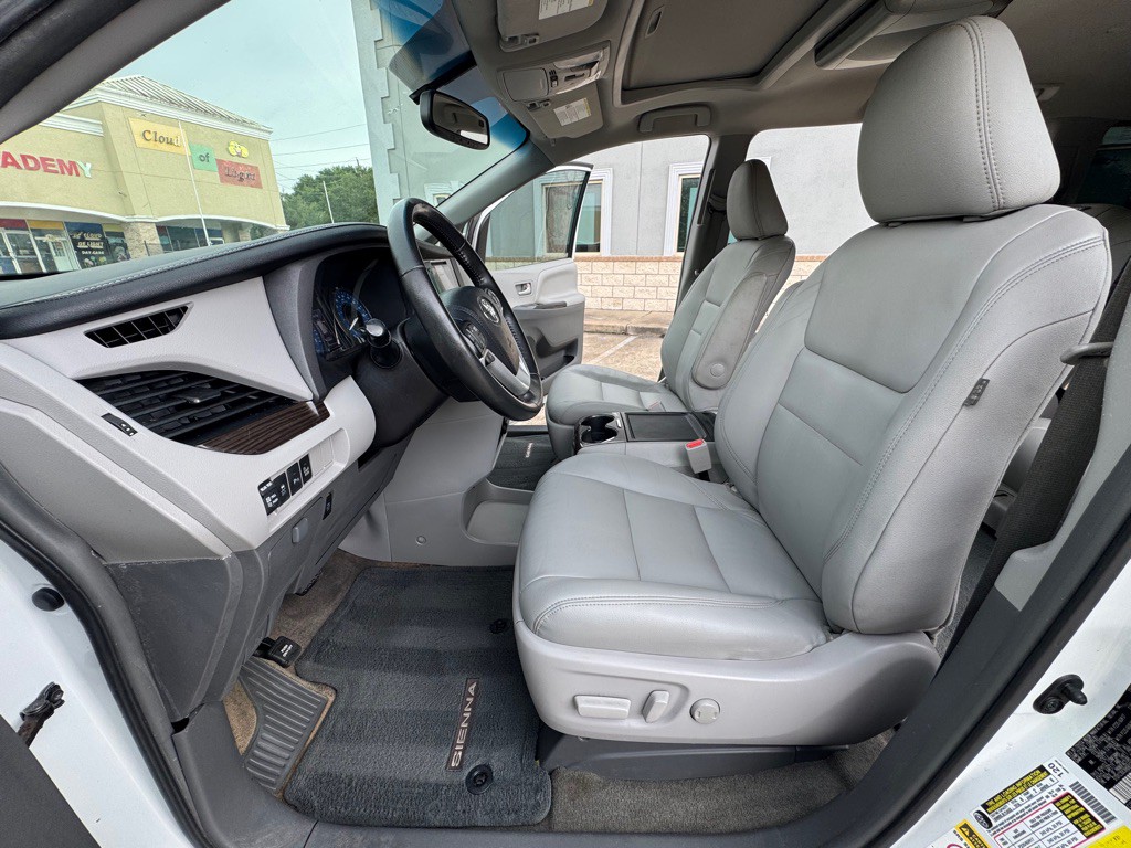 2017 Toyota Sienna Image 8