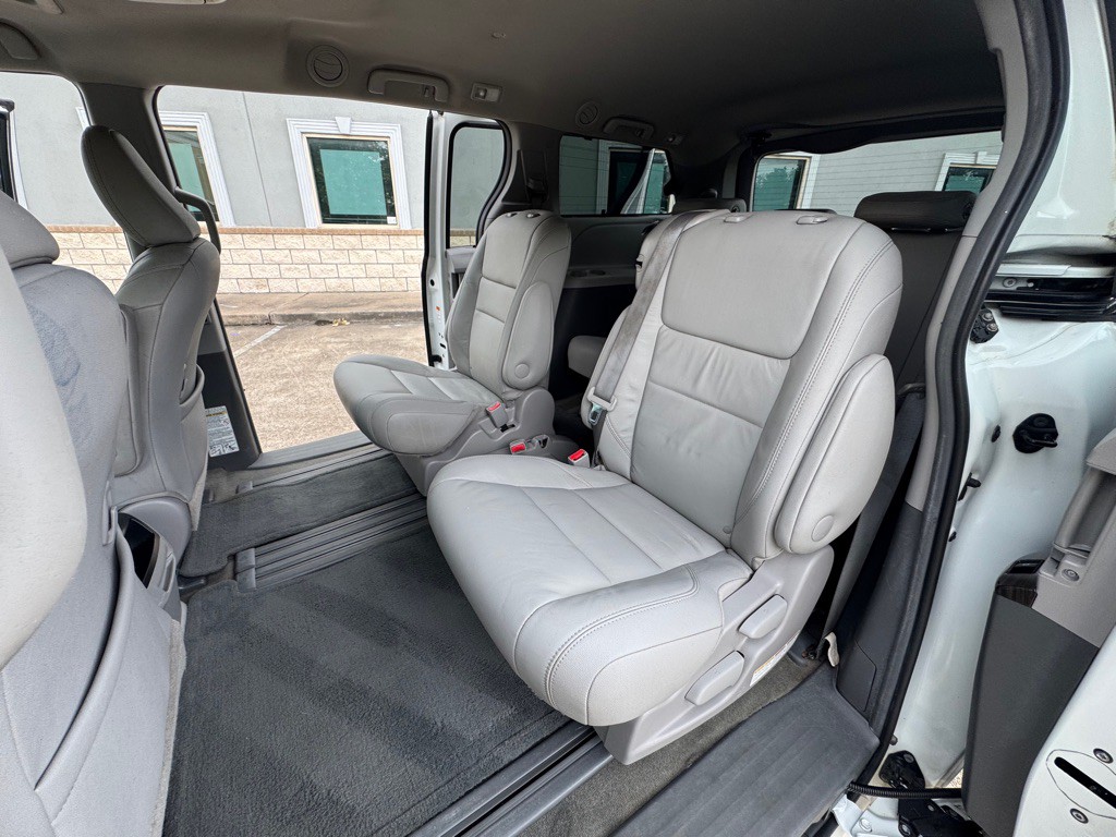 2017 Toyota Sienna Image 9