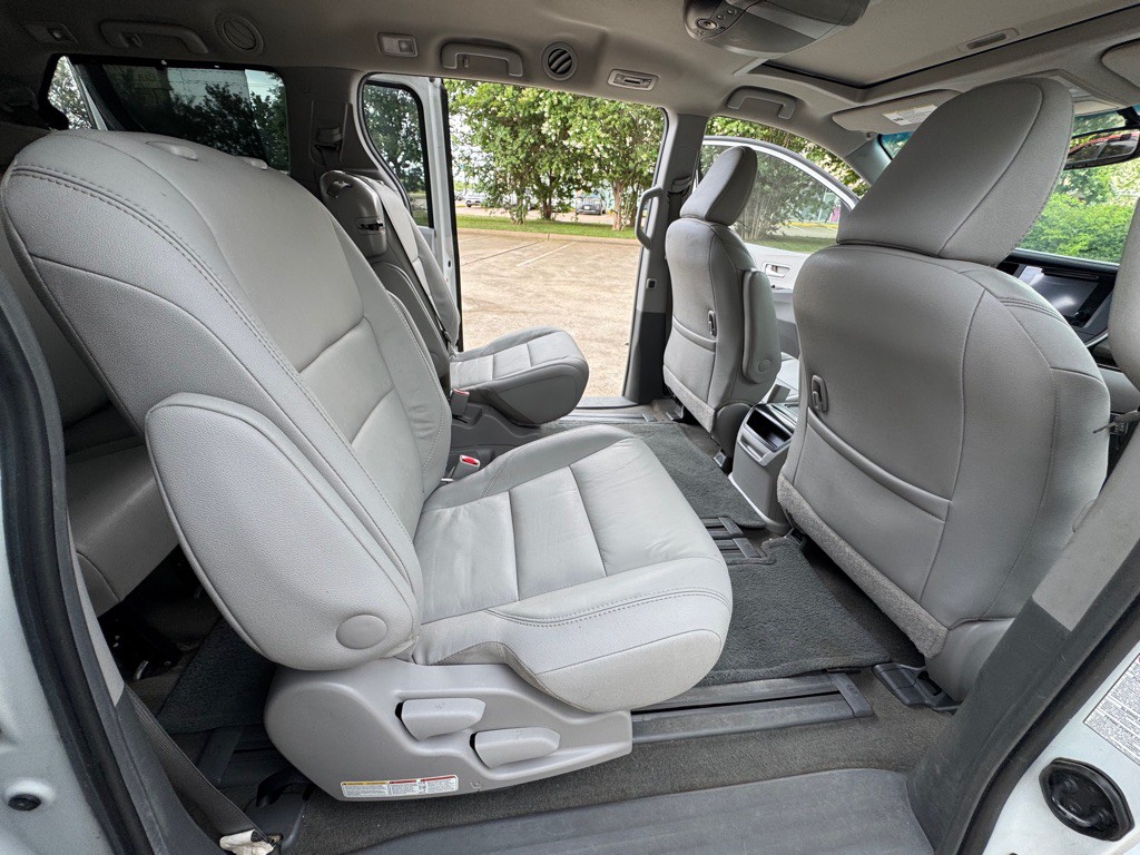 2017 Toyota Sienna Image 10