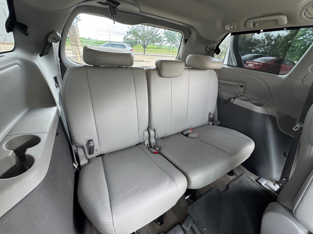 2017 Toyota Sienna Image 11