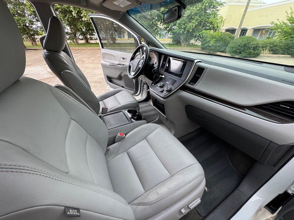 2017 Toyota Sienna Image 12