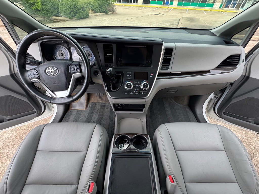 2017 Toyota Sienna Image 13