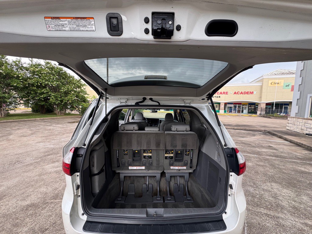 2017 Toyota Sienna Image 14