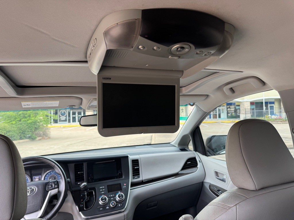 2017 Toyota Sienna Image 15