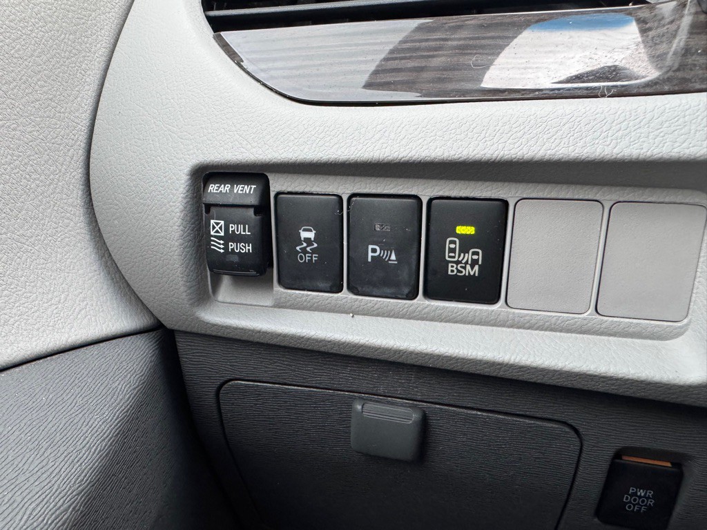 2017 Toyota Sienna Image 21