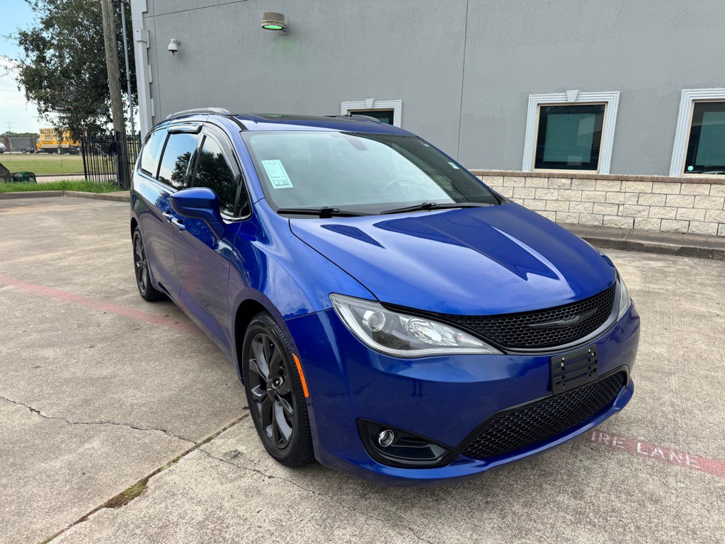 2018 Chrysler Pacifica Image 2