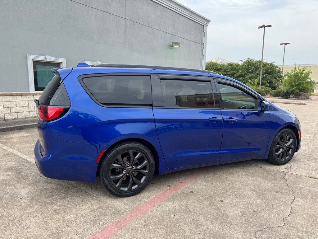 2018 Chrysler Pacifica Image 4