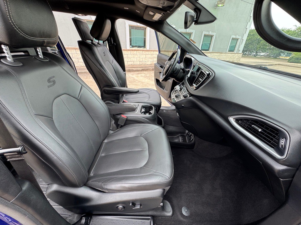 2018 Chrysler Pacifica Image 12