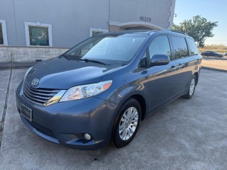 Image for 2017 Toyota Sienna XLE ID: 6919788