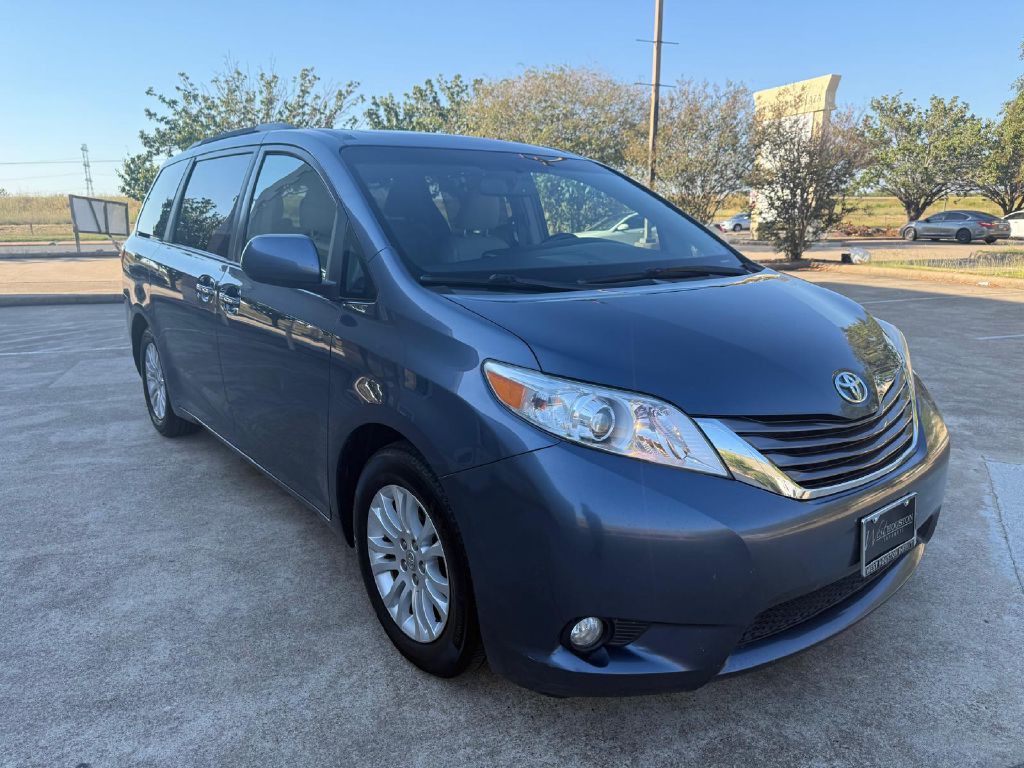 2017 Toyota Sienna Image 2