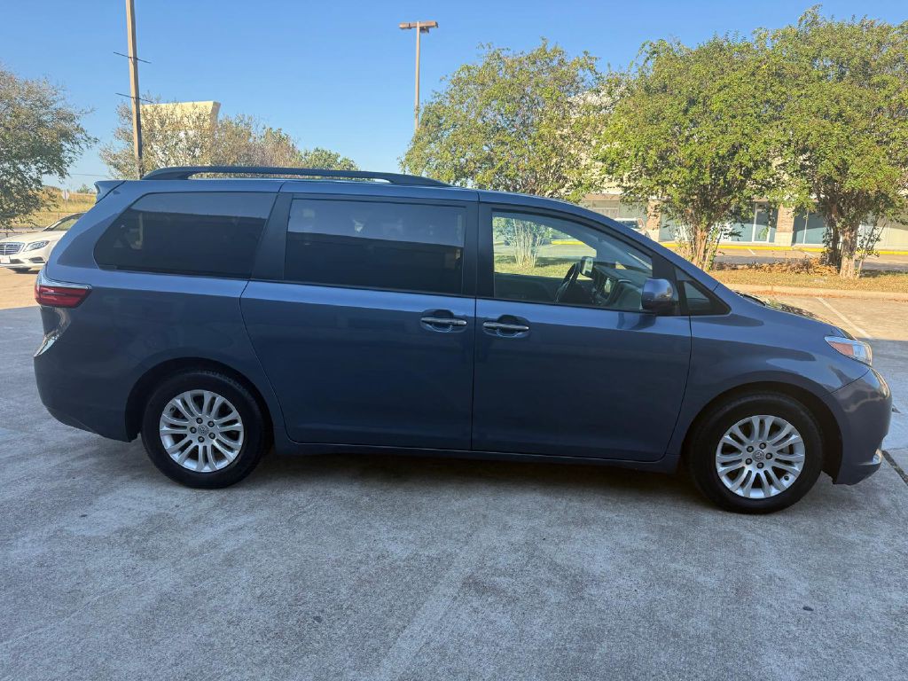 2017 Toyota Sienna Image 3