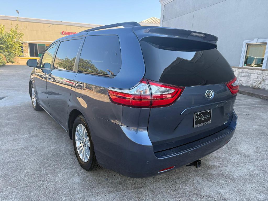 2017 Toyota Sienna Image 4