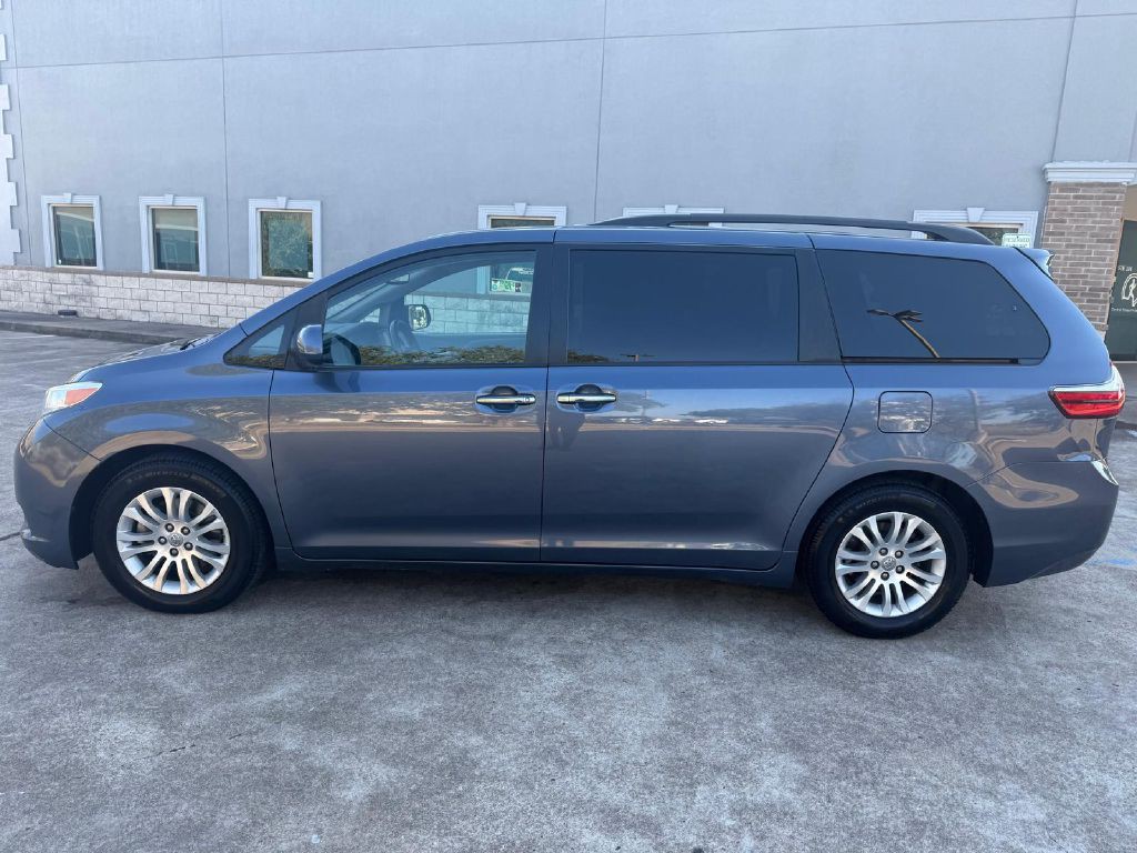 2017 Toyota Sienna Image 5