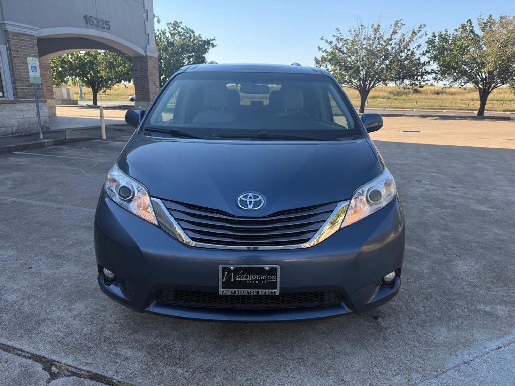 2017 Toyota Sienna Image 6