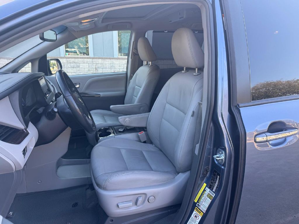 2017 Toyota Sienna Image 7