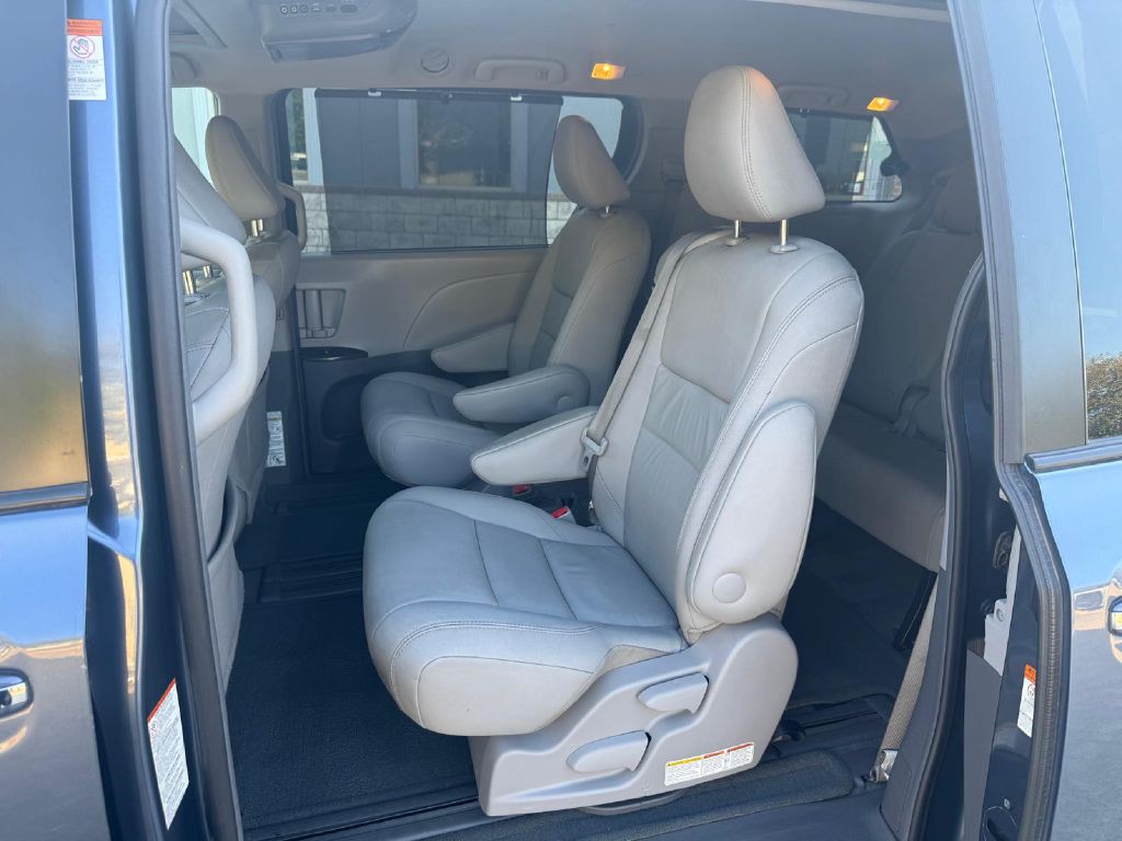2017 Toyota Sienna Image 8