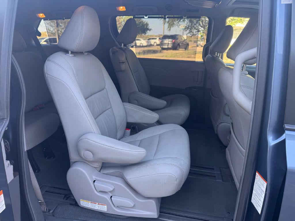 2017 Toyota Sienna Image 9