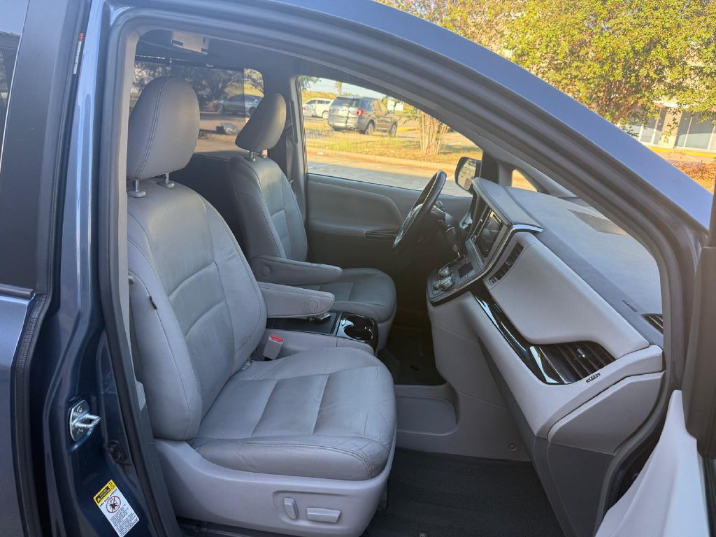 2017 Toyota Sienna Image 10