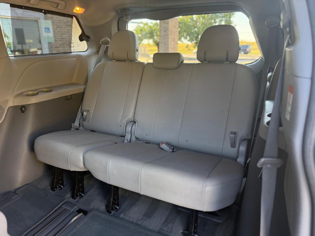 2017 Toyota Sienna Image 11