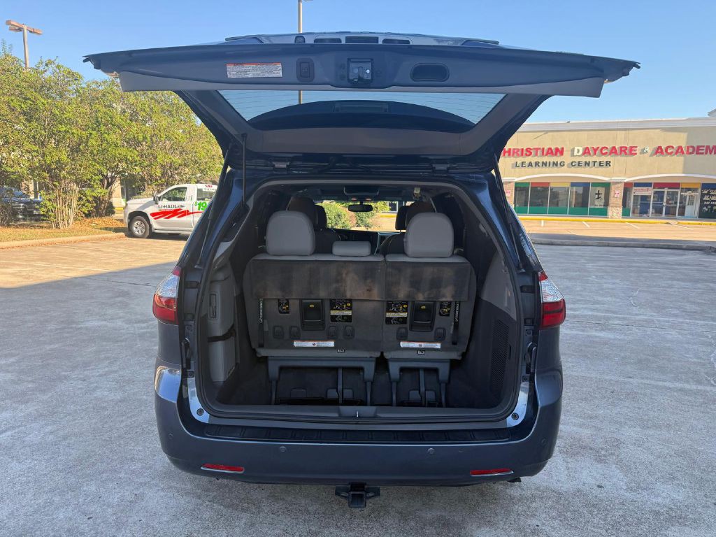 2017 Toyota Sienna Image 12