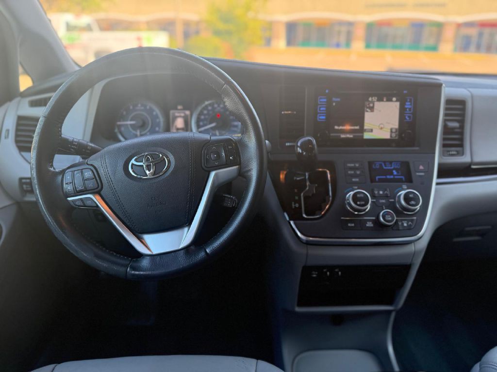 2017 Toyota Sienna Image 13