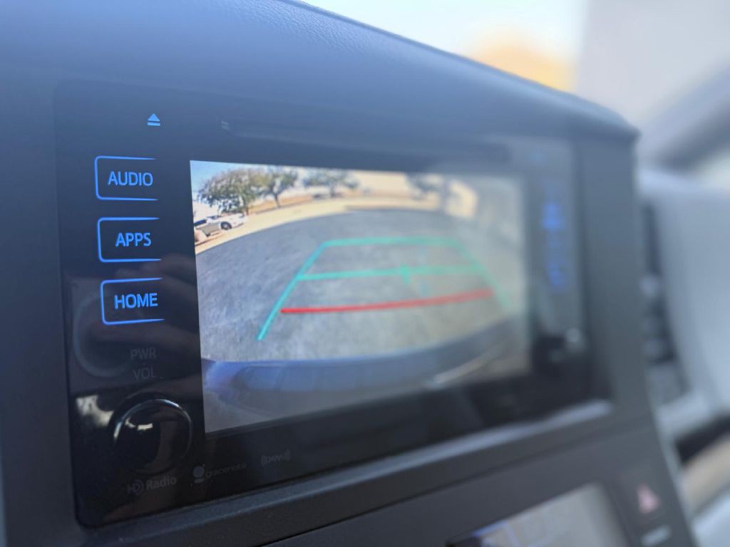 2017 Toyota Sienna Image 17