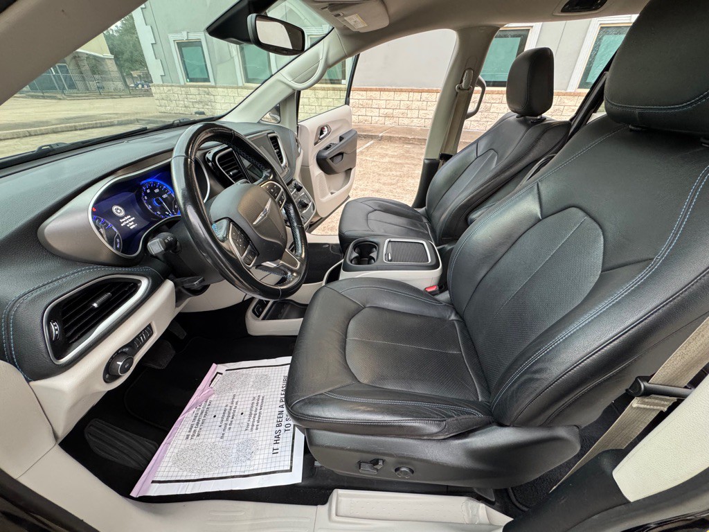 2021 Chrysler Pacifica Image 8