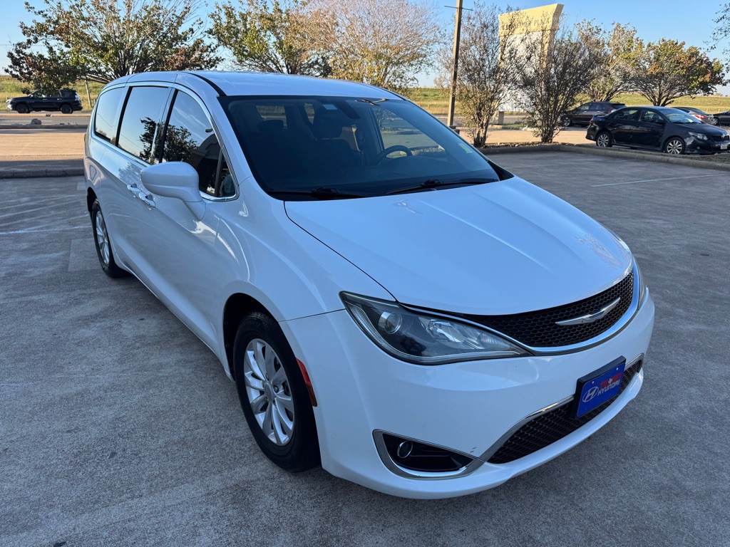 2018 Chrysler Pacifica Image 2