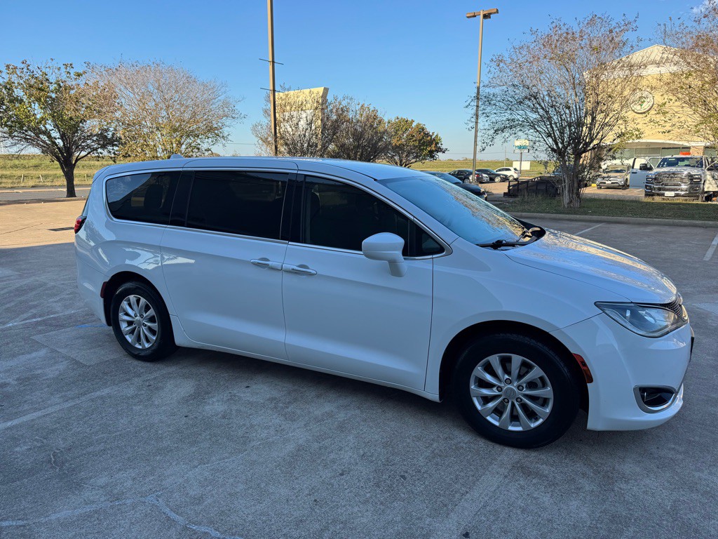 2018 Chrysler Pacifica Image 3