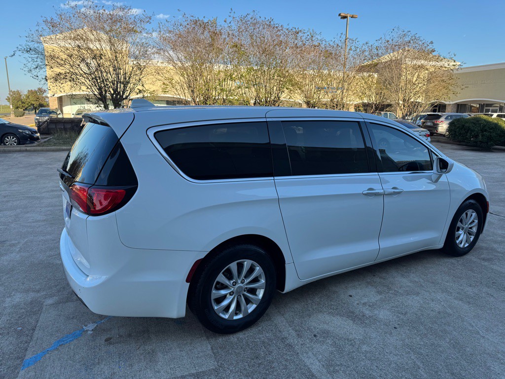 2018 Chrysler Pacifica Image 4