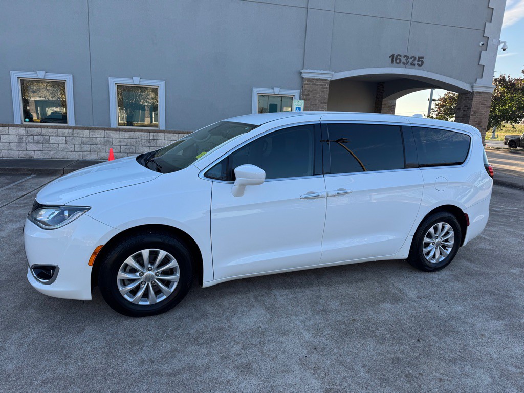 2018 Chrysler Pacifica Image 8