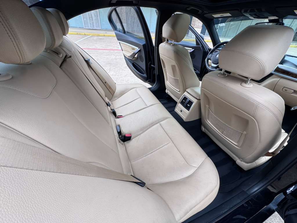 2017 BMW 3 Series Image 12